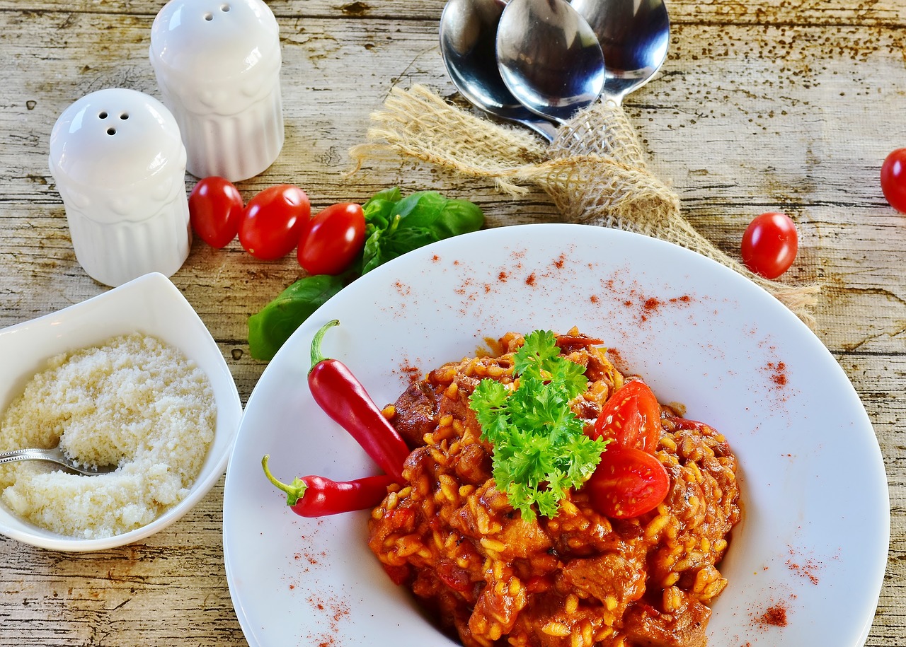 Rýže s kuřecím masem je jedna z vhodných variant předtréninkového jídla