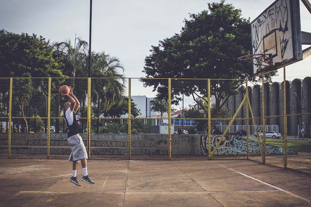 basketbalista při skoku