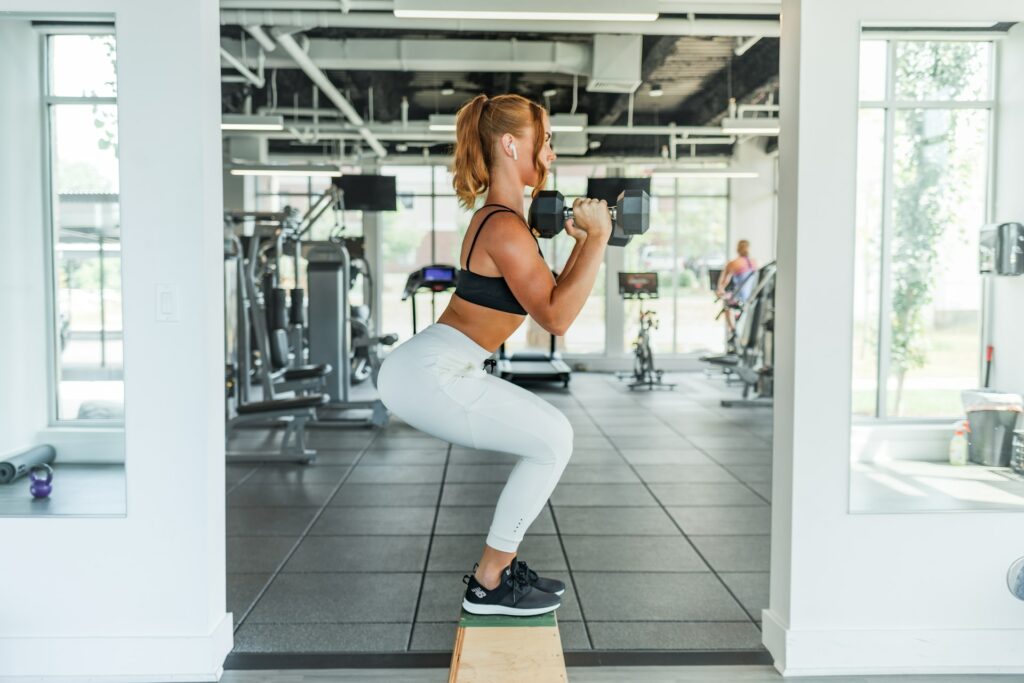 Žena cvičí s váhami